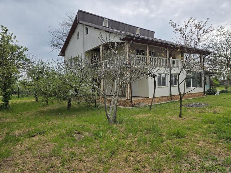 Casă individuală cu 6 camere cu Garaj în Clociov