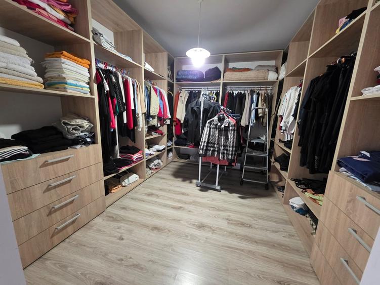 Vila cu 4 .camere 3. bai --249 mp utili - teren 881mp - 9