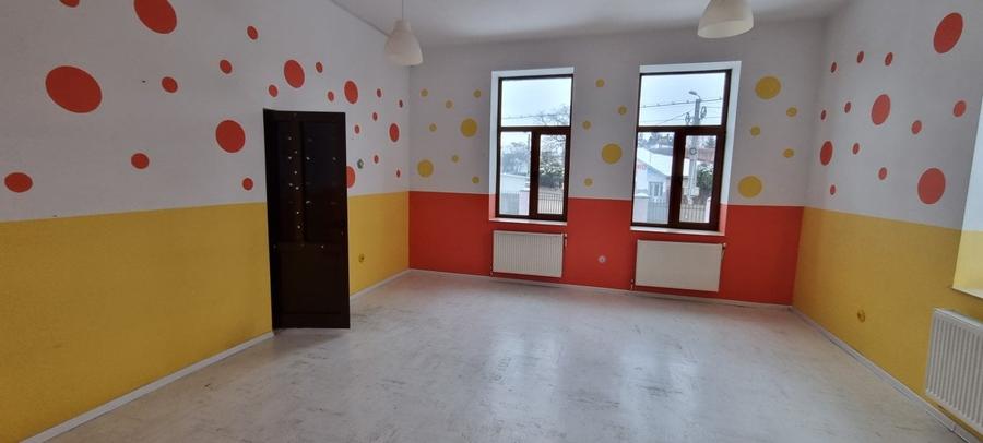 Cladire cu etaj pretabila afacere - 1