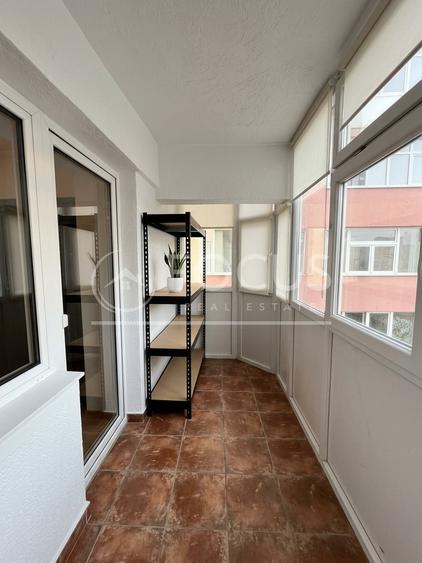 Apartament cu 3 camere semidecomandat, mobilat în Tei