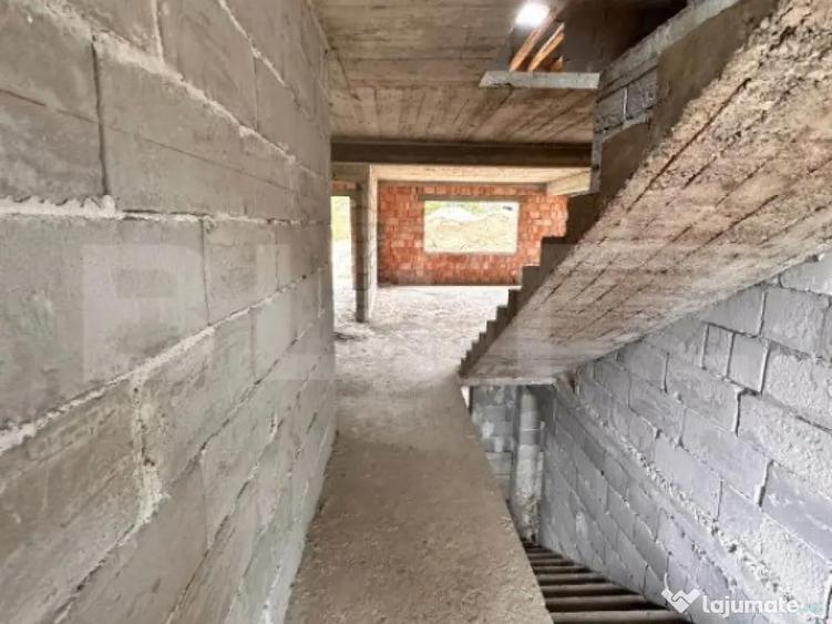 Casa de vanzare la ro?u,500 mp utili poten?ial Unic, loc - 5