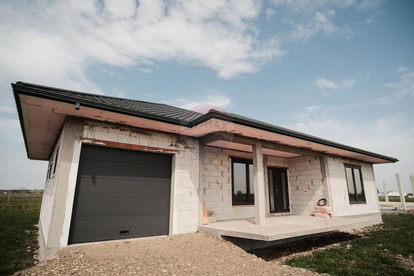 Casa / Vila cu 4 camere de vanzare - 1