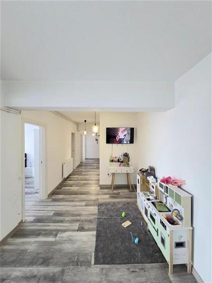 Apartament cu 3 camere decomandat, mobilat în Palazu Mare