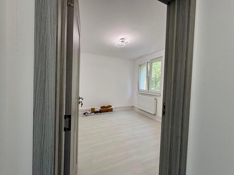 Apartament cu 3 camere semidecomandat în Alexandru Obregia