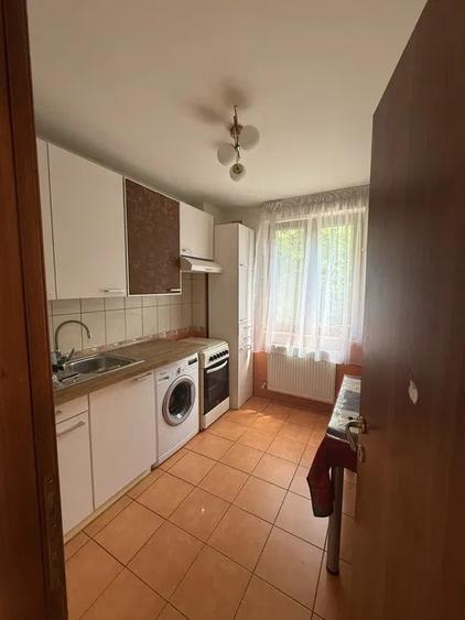 Apartament cu 3 camere semidecomandat, mobilat în P-ța Unirii