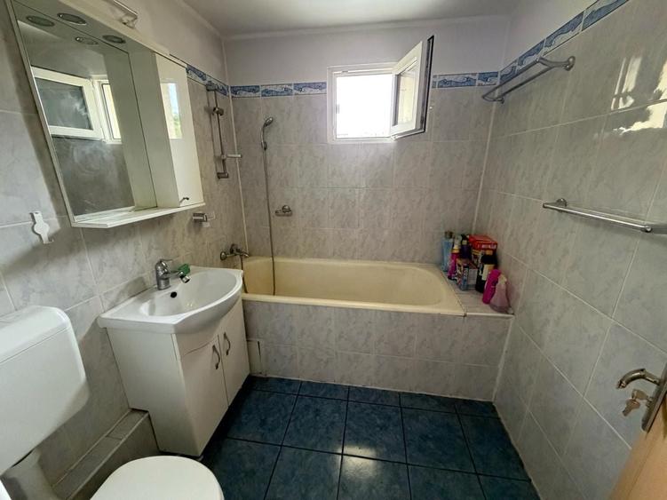 Apartament cu 3 camere semidecomandat în Rahova