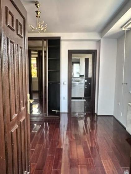 Casă individuală cu 7 camere cu Canalizare în Pipera