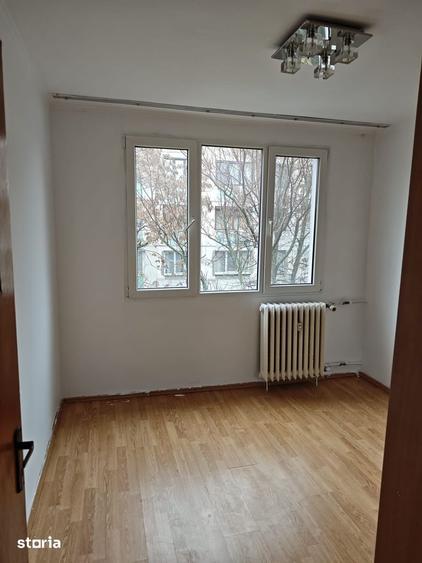Apartament cu 3 camere semidecomandat, mobilat în Berceni — fotografia 1