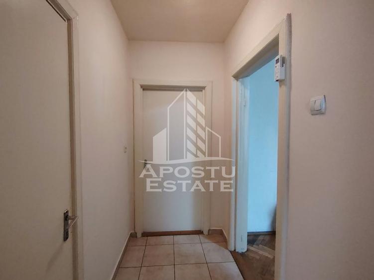 Apartament cu 3 camere semidecomandat, mobilat în Central