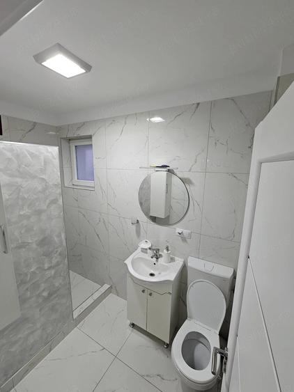 Apartament cu 3 camere semidecomandat în Florești