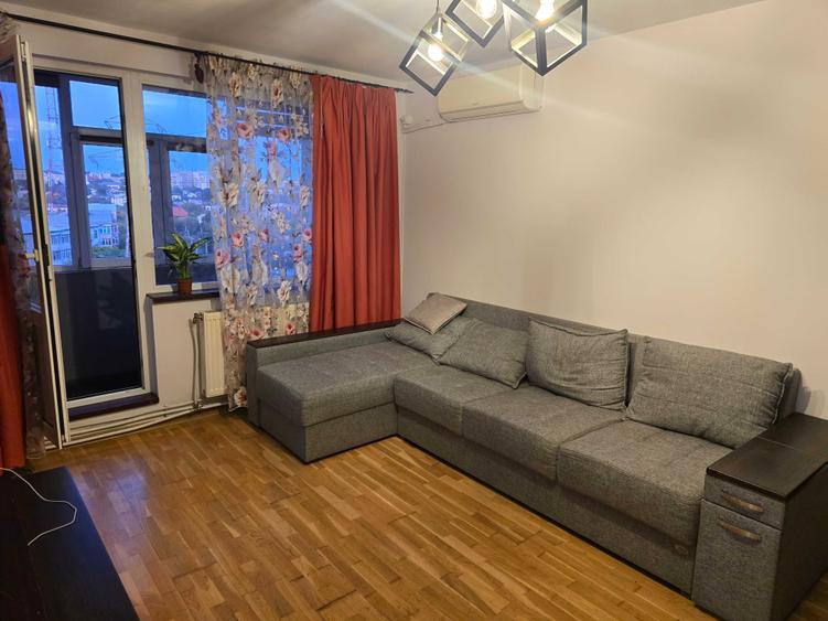 Apartament cu 4 camere semidecomandat în Iași