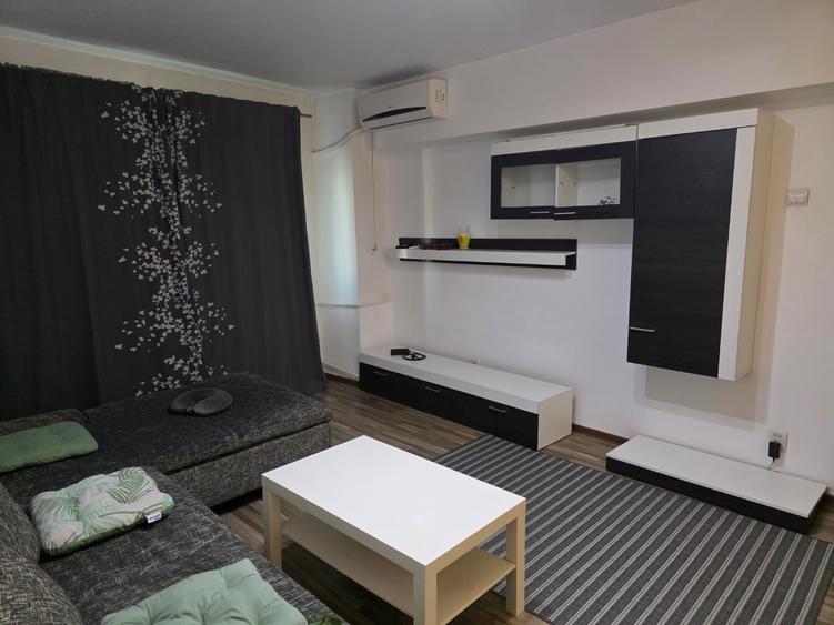 Apartament cu 3 camere semidecomandat în Berceni