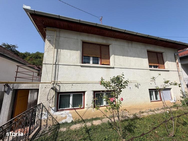 Casă cu 4 camere decomandat în Central