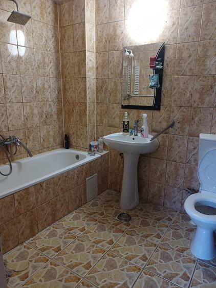 casa buna, curte mare, in oras - 5