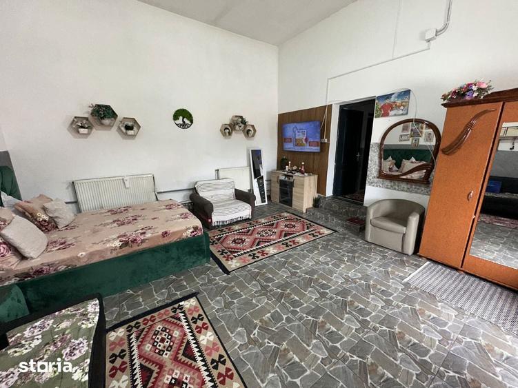 Spatiu comercial si locuin?a DE VANZARE, str. C.F.R - 4