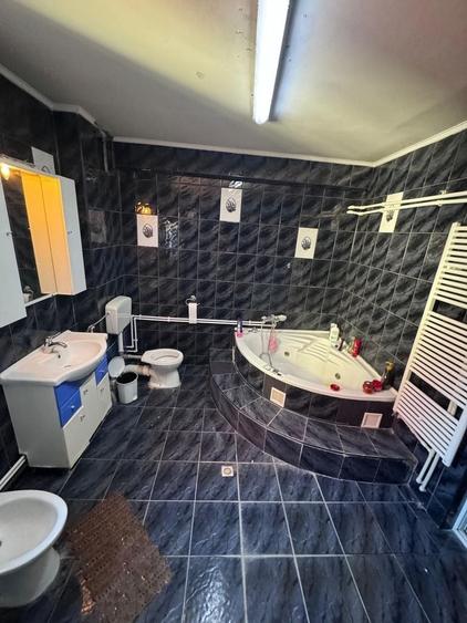 Casă individuală cu 6 camere cu Canalizare în Est