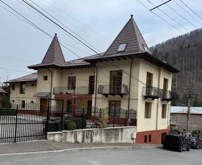 Casă individuală cu 8 camere cu Canalizare în Sinaia