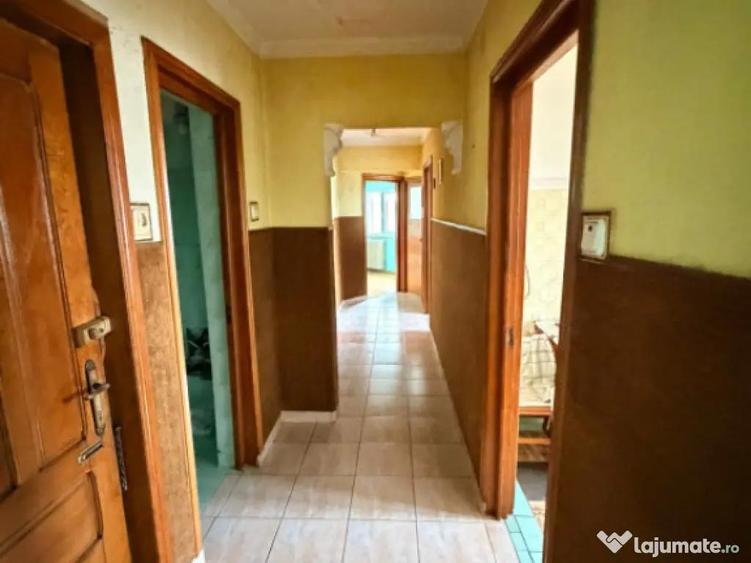 Apartament 3 camere, situat in zona Dacia - 12