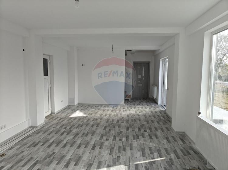 Hala noua 555mp, curte betonata 1000mp, zona de est, de inchiriat - 12