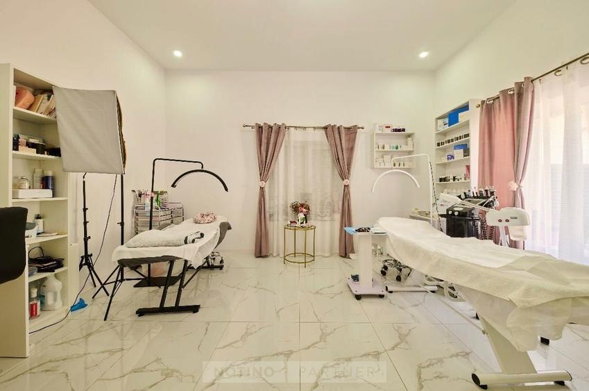 Inchiriez camera intr-un salon - 5