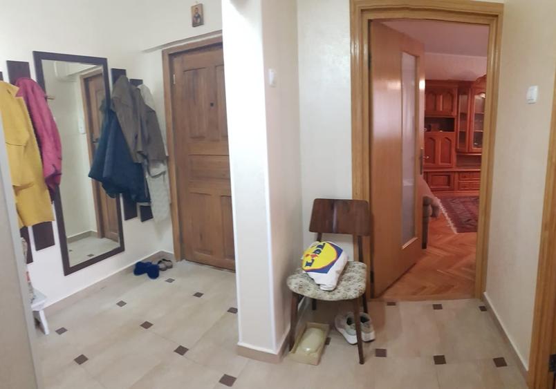 Apartament cu 3 camere decomandat în Școlilor