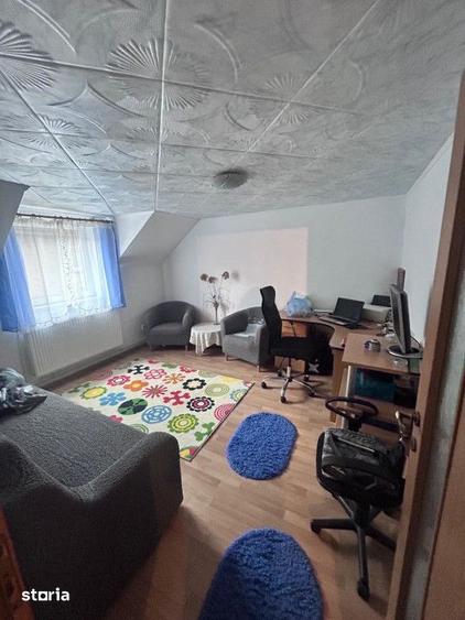 Vanzare- Casa spatioasa cu doua etaje, doua garaje si un foisor. - 19