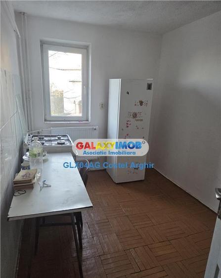 Vindem garsoniera in zona Razboieni-biserica , etaj 2, decom - 2