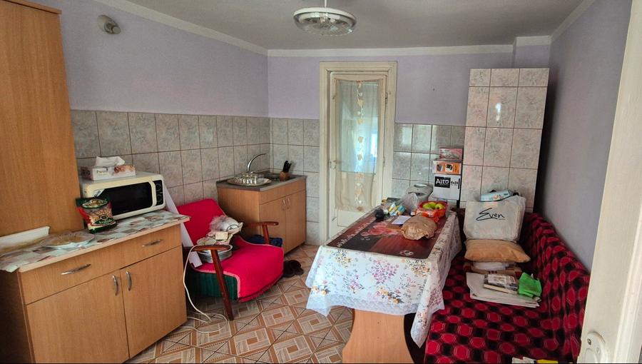 Vând 2 corpuri casa si teren 2000 mp - 7