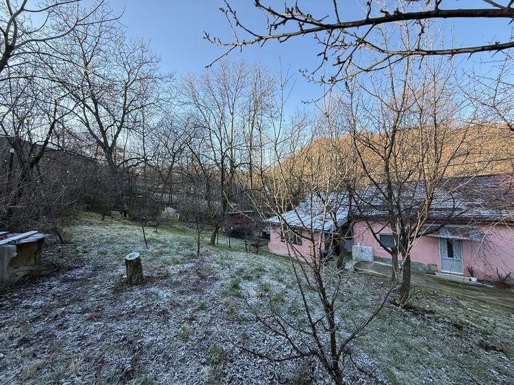 Casa demolabila  și teren 800mp cu toate utilitățile deschidere 26,5mp - 37