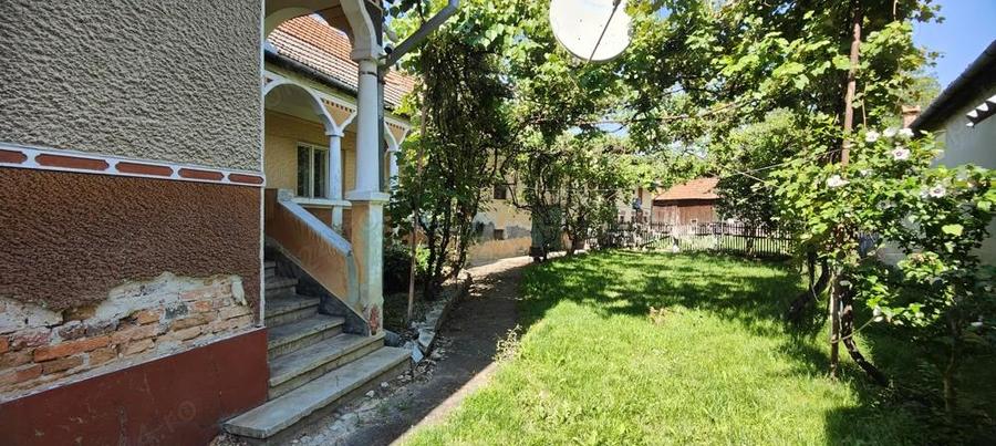 De vanzare casa parinteasca+livada,ambele la soseaua principala - 1
