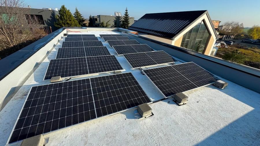 Casă Parter cu Design Minimalist și Piscină - 4