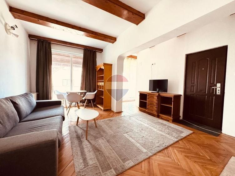Penthouse cu 13 camere decomandat în Central