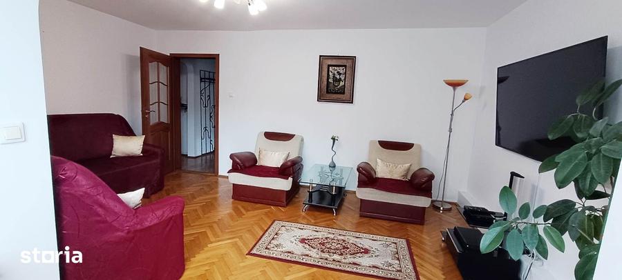 Apartament cu 4 camere decomandat în Tractorul