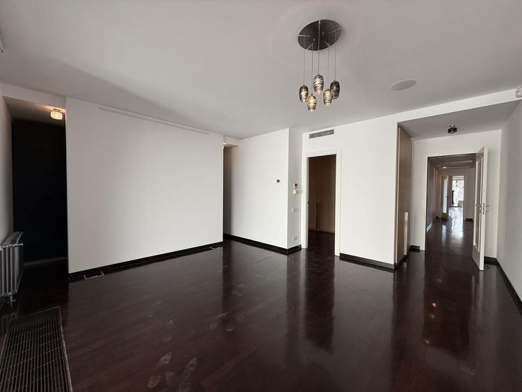 Apartament cu 4 camere decomandat în Dorobanți