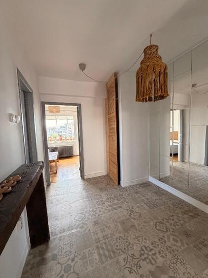 Apartament cu 4 camere semidecomandat în P-ța Romană