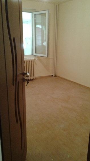 Apartament cu 5 camere semidecomandat în Crângași
