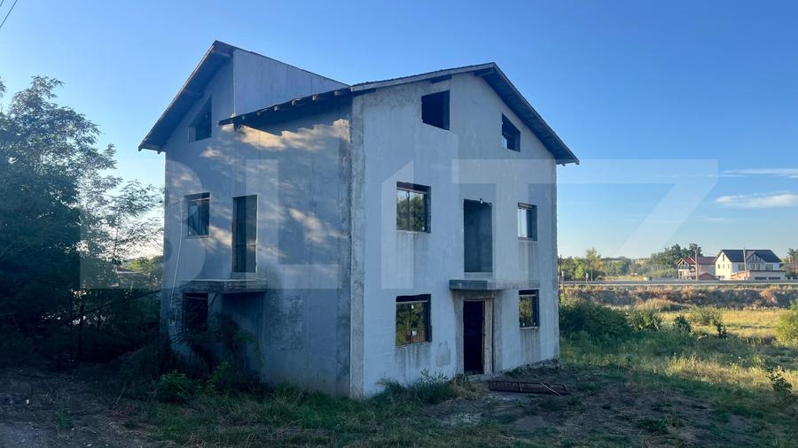 Casă individuală cu 6 camere cu Teren 737 Mp în Pielești