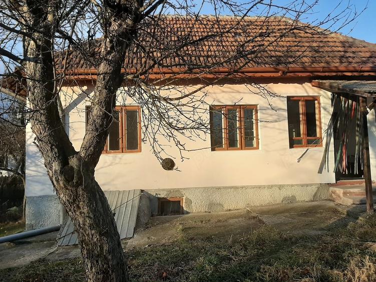 Casă cu 2 camere cu Teren 2000 Mp în Joseni
