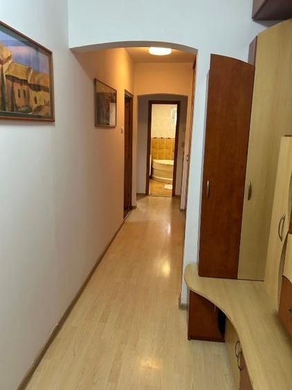 Apartament cu 3 camere decomandat, mobilat în Lenin