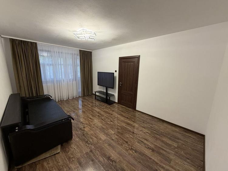 Apartament cu 3 camere decomandat în Exterior Vest