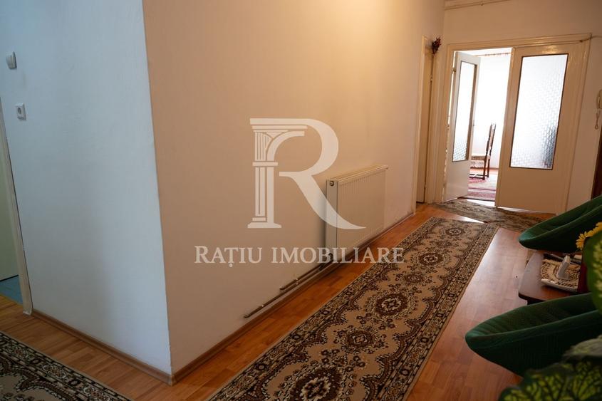 Apartament cu 4 camere decomandat în Central