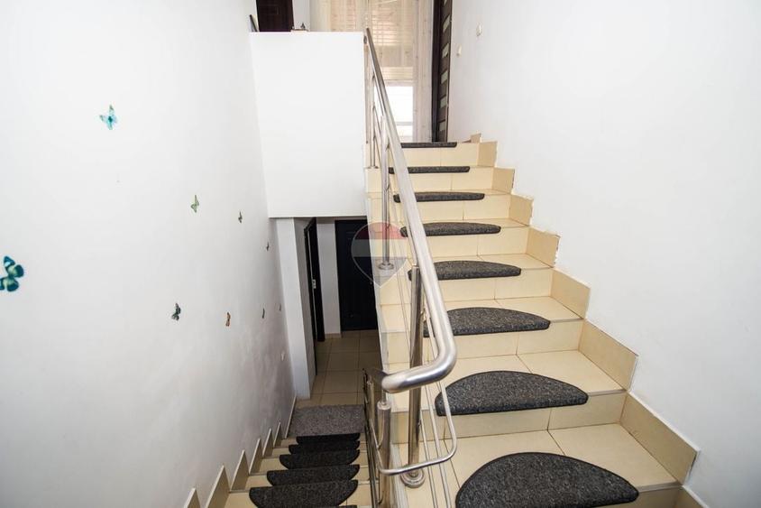 Casă individuală cu 7 camere cu Teren 383 Mp în Periferie
