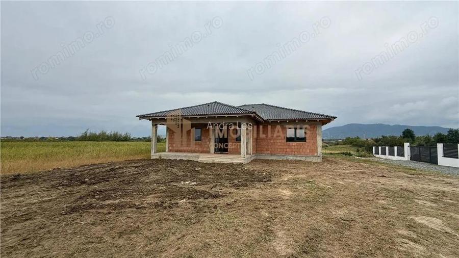 Casa pe un nivel la rosu, Mocira