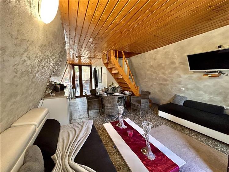 Casă individuală cu 4 camere cu Piscina în Predeluț