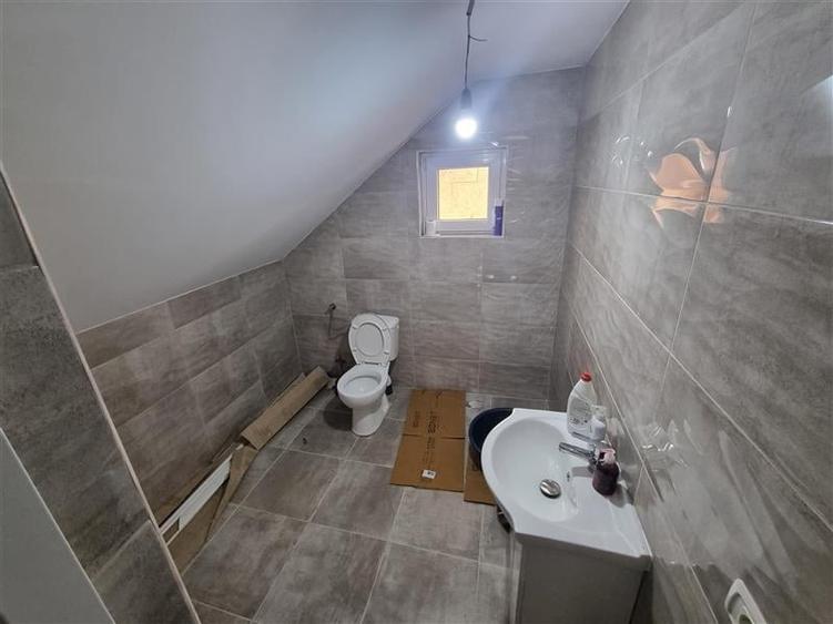 Casa independenta pe 2 nivele, 4 camere, 2 bai, debara cu 3 arii teren  in Sancr - 7