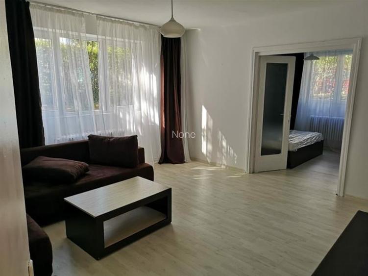 Apartament cu 3 camere semidecomandat, mobilat în Plopilor