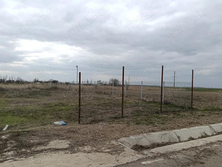 Teren de 2500 mp, în Romanu