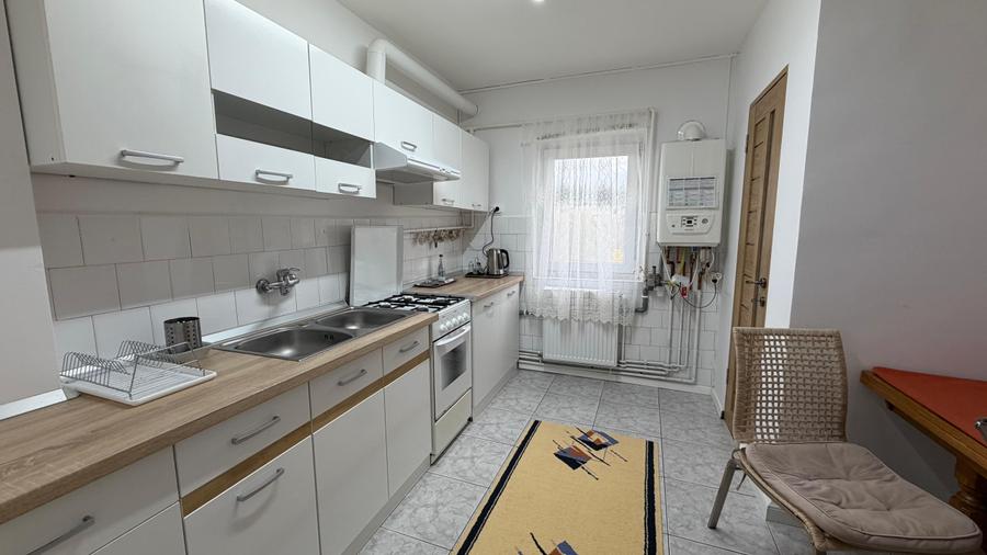 Apartament cu 3 camere, 2 bai si 2 balcoane, decomandat et , cartier MV1 - 1