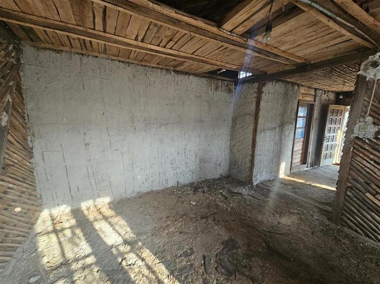 Teren 1000 mp si casa renovabila in Valcanesti . - 11