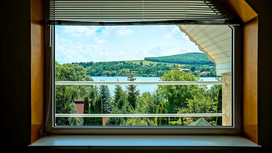 Proprietate unică pe malul lacului Moacșa – liniște, rafinament, eleganta - 36